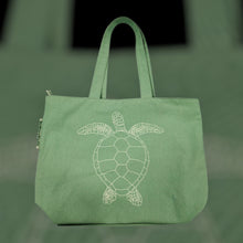 Afbeelding in Gallery-weergave laden, Duurzame shopper Trendy Turtle sfeerfoto met achtergrondkleur in dezelfde stijl als de kleur van de tas