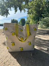 Afbeelding in Gallery-weergave laden, Duurzame tas met rits Lovely Lemons. Tas met print van citroenen