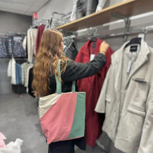 Afbeelding in Gallery-weergave laden, Duurzame tas Pinky Green actiefoto kledingwinkel