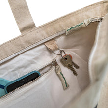 Afbeelding in Gallery-weergave laden, Duurzame tas met rits gerecycled katoen met hart Love Always Wins detailfoto rits