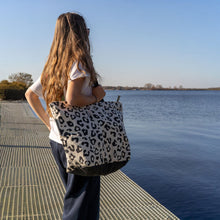 Afbeelding in Gallery-weergave laden, Shopper Luipaard Black sfeerfoto met model