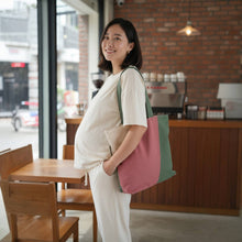Afbeelding in Gallery-weergave laden, Shopper biologisch katoen Pinky Green sfeerfoto model