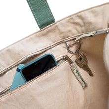 Afbeelding in Gallery-weergave laden, Shopper met rits biologisch katoen Pinky Green detailfoto rits