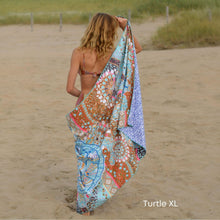 Afbeelding in Gallery-weergave laden, Sneldrogend strandlaken TURTLE actiefoto - Duurzaam gemaakt van gerecycled plastic - SooBluu 100cm x 190cm