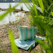 Afbeelding in Gallery-weergave laden, Strandtas_shopper biologisch katoen MINT sfeerfoto buiten