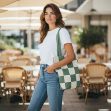 Afbeelding in Gallery-weergave laden, Tote Simple Squares sfeerfoto model