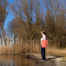 Afbeelding in Gallery-weergave laden, Tote bag Magenta Luipaard actiefoto met model