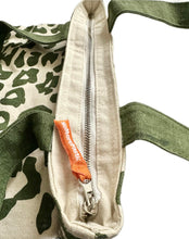 Afbeelding in Gallery-weergave laden, Tote bag baby luipaard detailfoto ritssluiting