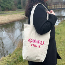 Afbeelding in Gallery-weergave laden, Tote_bag_good_vibes_actiefoto