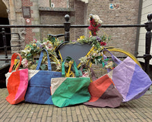 Afbeelding in Gallery-weergave laden, Tas Buitenbeentje - Duurzaam - Gemaakt van gerecycled bedlinnen