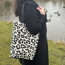 Afbeelding in Gallery-weergave laden, tote_bag_baby_luipaard_black_actiefoto