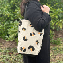 Afbeelding in Gallery-weergave laden, tote_bag_panther_perfection_actiefoto