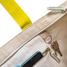 Afbeelding in Gallery-weergave laden, Duurzame shopper gerecycled materiaal met rits  Lovely Lemons detailfoto rits en binnenvak
