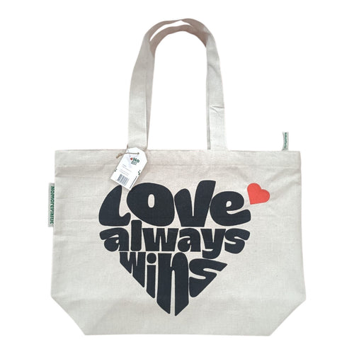 tas van gerecycled katoen met teks love always wins met geborduurd rood hart