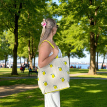 Afbeelding in Gallery-weergave laden, Duurzame tas gerecycled katoen citroenen Lovely Lemons actiefoto model met tas in park
