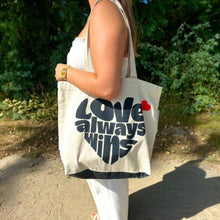 Afbeelding in Gallery-weergave laden, Duurzame tas gerecycled katoen met hart en tekst Love Always Wins
