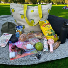 Afbeelding in Gallery-weergave laden, Duurzame tas groot met rits citroenen gerecycled katoen foto in park inhoud tas op kleed
