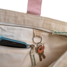 Afbeelding in Gallery-weergave laden, Duurzame tas met rits gerecycled katoen Pink Hearts detailfoto ritssluiting en keyring
