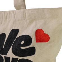 Afbeelding in Gallery-weergave laden, Duurzame tas met rits gerecycled katoen met hart Love Always Wins detailfoto stof
