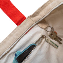 Afbeelding in Gallery-weergave laden, Duurzame tas met rtis gerecycled katoen Oh Crab detailfoto rits en keyring
