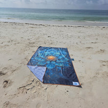 Afbeelding in Gallery-weergave laden, Reishanddoek of strandlaken LOTUS 100 x 160 sfeerfoto
