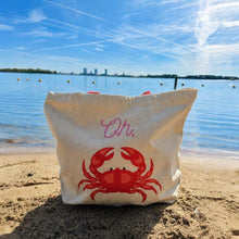 Afbeelding in Gallery-weergave laden, Shopper duurzaam Oh Crab sfeerfoto in het zand
