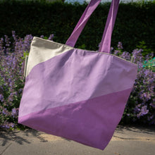 Afbeelding in Gallery-weergave laden, Shopper gemaakt van biologisch katoen Lila Lilac sfeerfoto buiiten
