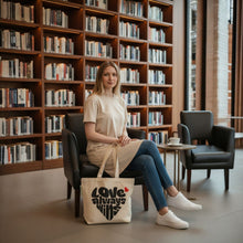 Afbeelding in Gallery-weergave laden, Shopper met rits Love Always Wins sfeerfoto
