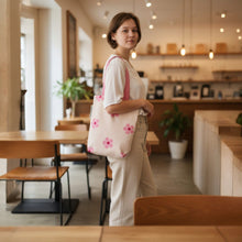 Afbeelding in Gallery-weergave laden, Tote bag Flower Power sfeerfoto met model
