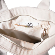 Afbeelding in Gallery-weergave laden, Tote bag gerecycled katoen boeken detailoto binnenvak en keyring
