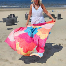 Afbeelding in Gallery-weergave laden, duurzame-zandvrije-reishanddoek-strandlaken-yara-actiefoto
