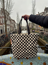 Afbeelding in Gallery-weergave laden, duurzame tas met rits blokjes actiefoto

